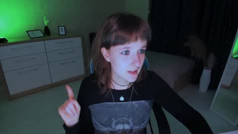 Snapshot of clover_red chatting on 12.12.24 Clover follow me online show from 12.12.24