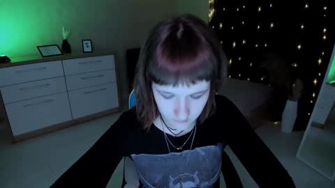 Snapshot of clover_red chatting on 12.12.24 Clover follow me online show from 12.12.24