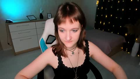 Snapshot of clover_red chatting on 12.18.24 Clover follow me online show from 12.18.24