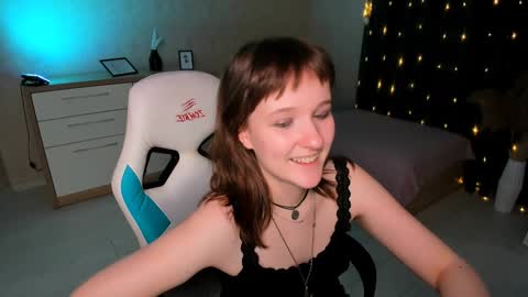 Snapshot of clover_red chatting on 12.18.24 Clover follow me online show from 12.18.24