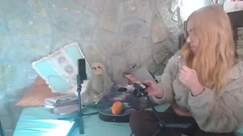 Pee Whore online show from 11.26.25