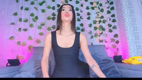 Snapshot of colett_hall chatting on 10.25.25 colett online show from 10.25.25