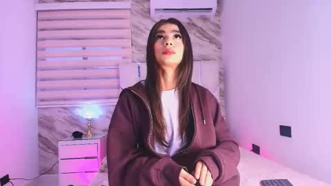 Snapshot of colett_hall chatting on 11.11.25 colett online show from 11.11.25