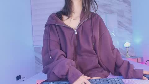 Snapshot of colett_hall chatting on 11.12.25 colett online show from 11.12.25