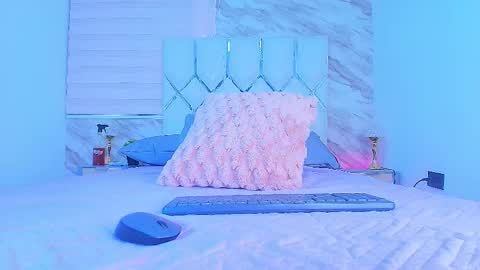 Snapshot of colett_hall chatting on 11.19.25 colett online show from 11.19.25