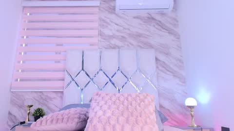 Snapshot of colett_hall chatting on 11.22.25 colett online show from 11.22.25