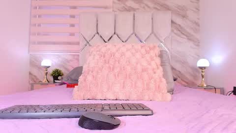 Snapshot of colett_hall chatting on 11.25.25 colett online show from 11.25.25