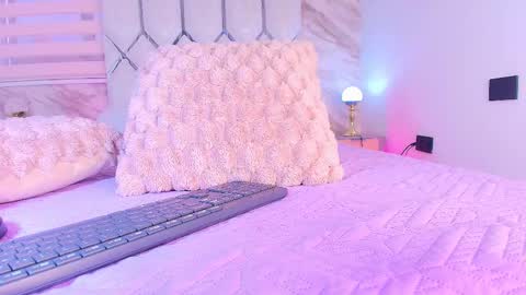 Snapshot of colett_hall chatting on 11.28.25 colett online show from 11.28.25