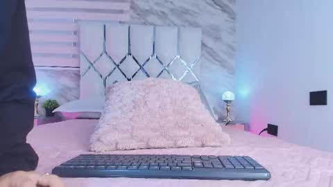 Snapshot of colett_hall chatting on 11.29.25 colett online show from 11.29.25