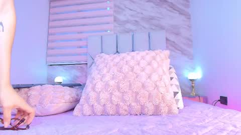 Snapshot of colett_hall chatting on 12.15.25 colett online show from 12.15.25