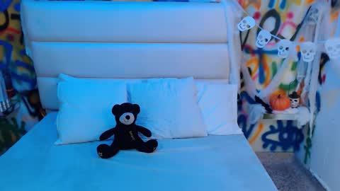 Snapshot of collins_aria chatting on 10.11.25 valentina online show from 10.11.25