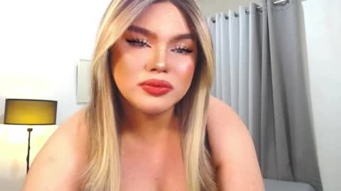 Snapshot of commanderroxyx chatting on 02.18.26 Roxy online show from 02.18.26