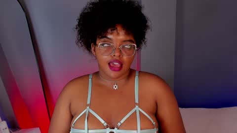 Snapshot of conielaurenth chatting on 02.01.25 conielaurenth online show from 02.01.25