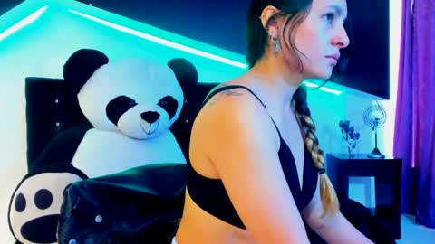 Coral  online show from 02.18.25