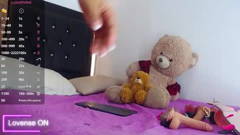 Coraline connected from 10 pm to 6 am Colombia time online show from 03.04.25