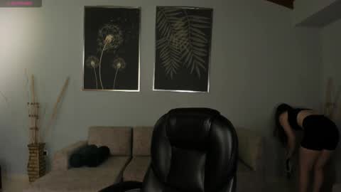 Snapshot of corinnerusso chatting on 11.24.25 Corinne Russo online show from 11.24.25