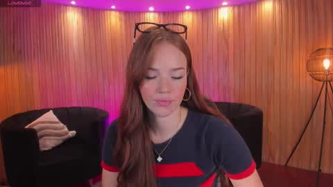 Snapshot of corinnerusso chatting on 12.18.25 Corinne Russo online show from 12.18.25