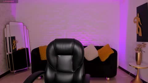 Snapshot of corinnerusso chatting on 12.23.25 Corinne Russo online show from 12.23.25