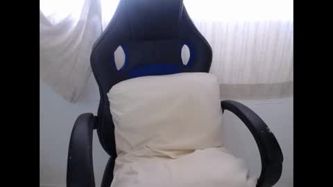 Snapshot of corolaxxl chatting on 12.19.25 corolaxxl online show from 12.19.25