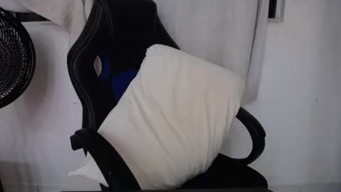 Snapshot of corolaxxl chatting on 12.21.25 corolaxxl online show from 12.21.25