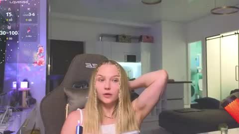 Snapshot of cravelucy chatting on 07.22.26 lucy online show from 07.22.26