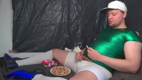 Snapshot of cravingboy chatting on 12.19.25 robin online show from 12.19.25