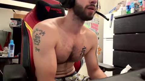 Snapshot of crazydill28 chatting on 10.31.25 crazydill28 online show from 10.31.25