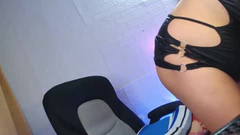 Snapshot of creamy_cock26 chatting on 03.01.25 A S H L Y online show from 03.01.25