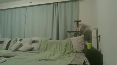 creamybiscuits12 online show from 10.04.25