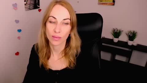 Snapshot of create_your_own_sun chatting on 10.05.25 Lera online show from 10.05.25