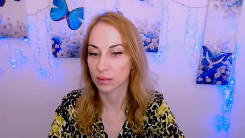 Snapshot of create_your_own_sun chatting on 10.11.25 Lera online show from 10.11.25