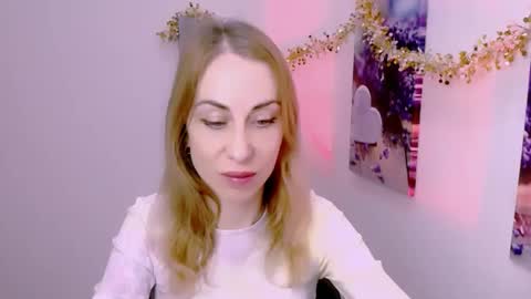 Snapshot of create_your_own_sun chatting on 12.20.25 Lera online show from 12.20.25