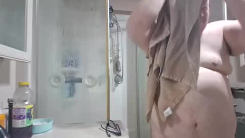 Snapshot of creeeping_death chatting on 12.20.25 The hopeless romantic online show from 12.20.25