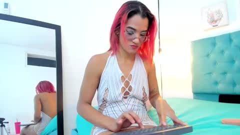 Snapshot of cris_dulce chatting on 10.13.25 cris_dulce online show from 10.13.25