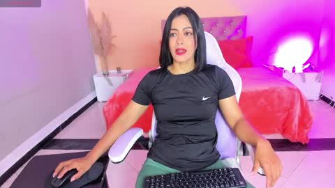 Snapshot of cristal_crossfit chatting on 11.19.25 Cristal online show from 11.19.25