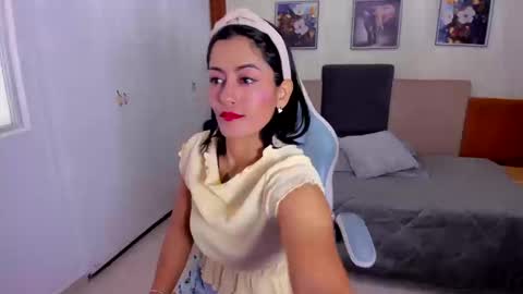 Snapshot of cristal_crossfit chatting on 01.12.26 Cristal online show from 01.12.26