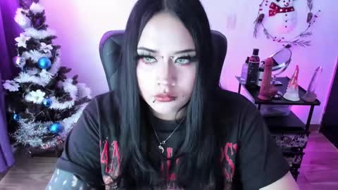 Snapshot of cristal_kosh chatting on 12.20.24 Cris online show from 12.20.24