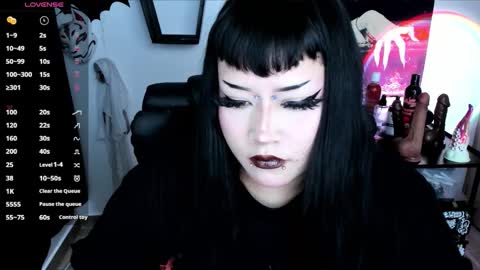 Snapshot of cristal_kosh chatting on 09.10.25 Cris online show from 09.10.25