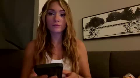 Snapshot of cristasworldxoxo chatting on 09.15.25 Crista online show from 09.15.25