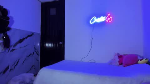  Independent Model online show from 12.12.24