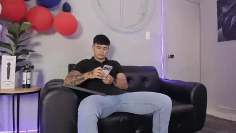 Snapshot of cristopher_strong chatting on 06.19.26 Cristopher online show from 06.19.26