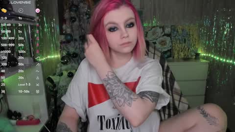 Snapshot of cryptobjgirlv2 chatting on 12.19.24 Lilith online show from 12.19.24