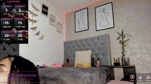 Snapshot of crystal_beennz chatting on 12.01.25 online show from 12.01.25