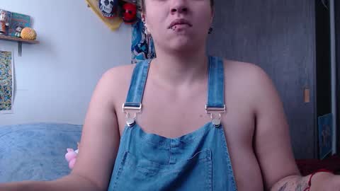 Snapshot of crystal_shadow chatting on 11.18.25 Crystal shadow online show from 11.18.25