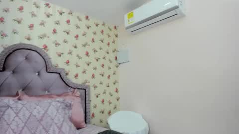 Snapshot of crystal_watson0 chatting on 05.24.26 Milf Latina online show from 05.24.26