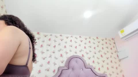 Snapshot of crystal_watson0 chatting on 06.11.26 Milf Latina online show from 06.11.26