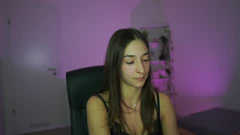 Snapshot of crystalbrunette18 chatting on 04.08.26 Crystalbrunette18 online show from 04.08.26