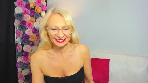 Snapshot of crystalgorgeous chatting on 11.24.25 Crsyatal online show from 11.24.25