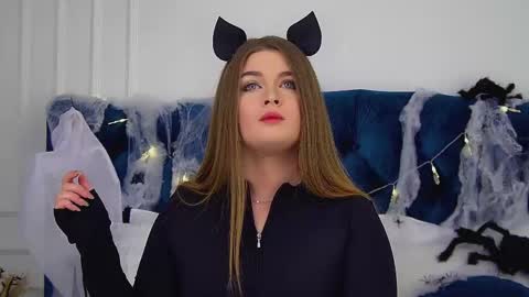 Snapshot of crystallyons chatting on 10.26.25 Crystal online show from 10.26.25