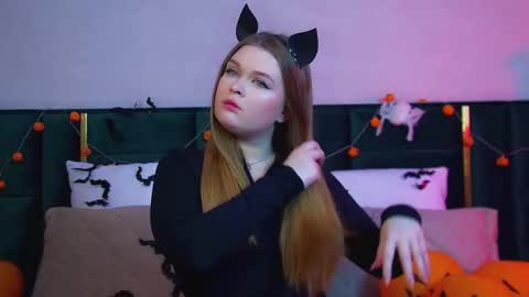 Snapshot of crystallyons chatting on 10.27.25 Crystal online show from 10.27.25